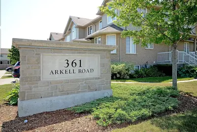 Image de Immaculate townhouse in highly sought-after South-end of Guelph