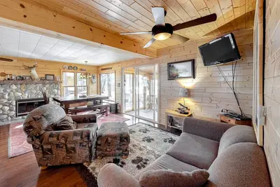 Image de Lakefront home with dock, swimming area, kayaks, & wood stove - sunset views