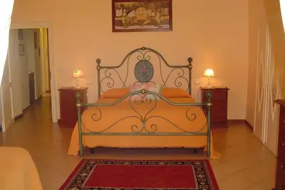 Image de Central Apartment with terrace over gardens