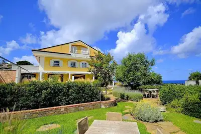 Image de Villa Mirca A: A welcoming apartment situated in a quiet location, a few minutes from the town center, with Free Wi-Fi.