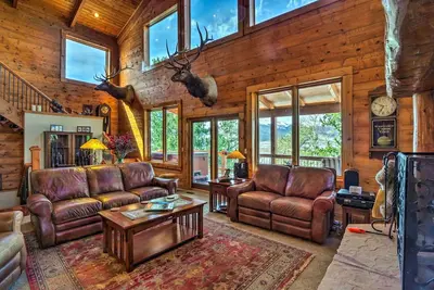 Image de Luxury Home w/ Mountain Views, Hot Tub & Grill by RedAwning