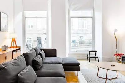 Elegant 2 Bedroom Apartment in West End