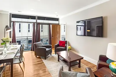 Image de Spacious Downtown Condo w/ Balcony by Lucky Savannah