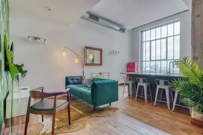 Image de Sosuite | 2br Penthouse w W/D, Gym, On-Site Bar