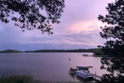 Image de Cozy lakefront chalet with cedar hot tub + stunning lake views
