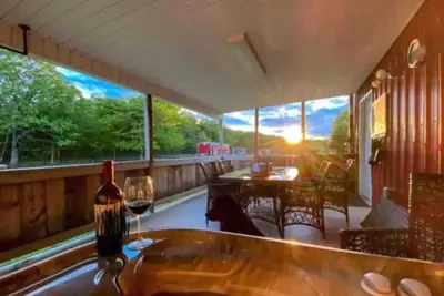 Image de Serenity Acres Sanctuary’s Luxury Lodge