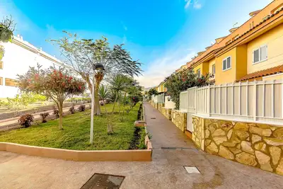 Image de three bedroom apartment with private patio