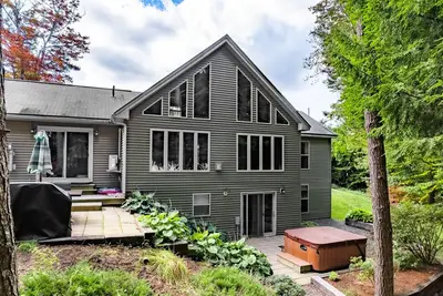 Image de Stunning and Serene Springy Pond Gem; close to Acadia, Bar Harbor. Pets welcome!