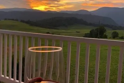 Image de Mountain farmhouse on 300 + acres with million$views