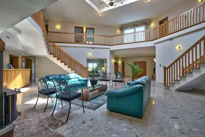 Image de Embrace Spring in style on 25 acre of land with indoor heated swimming pool! !