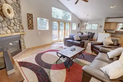 Image de Luxurious Townhome Nestled in the Woods w/Large Deck
