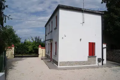 Image de Red House Pianzano, located in a very quiet area