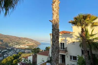 Image de Beautiful family house with breathtaking sea and mountain views