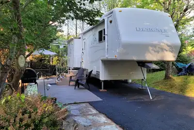 Image de Miss Daisy’s Retreat is a cozy getaway that will comfortably sleep four adults!