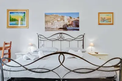 Image de Beautiful apartment 5 minutes walk from La Spezia Centrale train station. In 90 m2 of space, it comfortably accommodates 8 people! Three bedrooms and two complete bathrooms with shower box. The apartment is located in a convenient position to move both