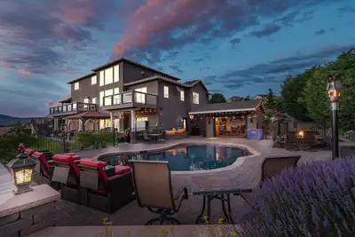 Image de Beautiful estate with a breathtaking view, pool, hot tub, theater room & more!