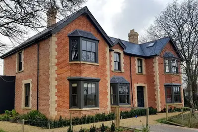 Image de Victorian Farmhouse with land and lake near Bruton
