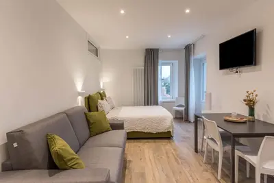 Image de Modern River Studio Apartment with Mountain View in Central Location; Parking Available