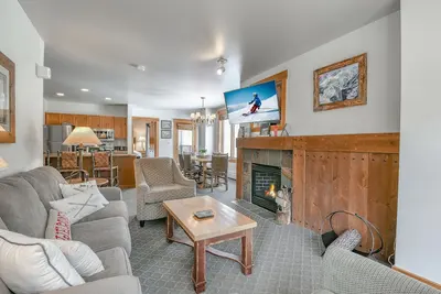 Image de Spacious Unit W/Views to the Snowy Trees!