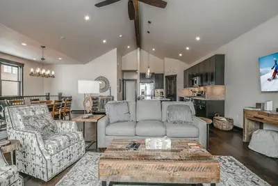 Image de Chic Getaway | Private Hot Tub & Near Trails