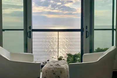 Image de Bayfront home w/amazing view, deck & balcony - 450 feet to beach