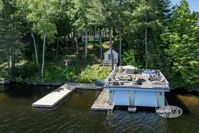 Image de 5 Bed Cottage & 2 Bunkies! Boathouse Rooftop Deck with Sunsets!