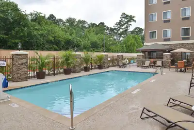 Image de Queen Suite in Tomball | Shared Outdoor Pool + 24h Fitness Center