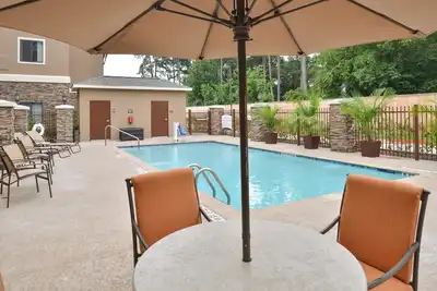 Image de Relaxing Retreat in Tomball! Shared Outdoor Pool + Free Breakfast