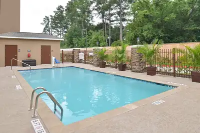 Image de Equipped Suite Near Houston | Shared Outdoor Pool