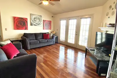 Image de Spacious 2bd Condo in the center of Greensboro!