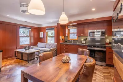 Image de Summer Getaways Available! Tranquil Cottage with Filtered Lake Views Near Ski Resort