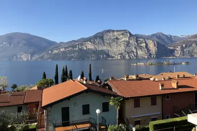 Image de Vacation home with private garden, lake and mountain views near the eastern shore of the lake.