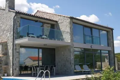 Image de Maison de vacances Vrbnik pour 1 - 7 personnes avec 3 chambres à coucher - Domicile de vacance de lu