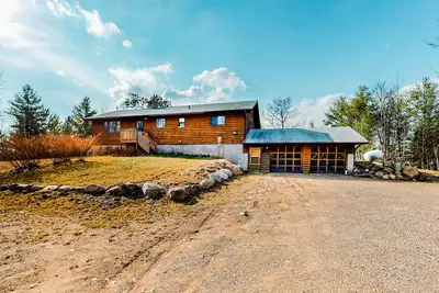 Image de Quiet lakefront home with dock, canoe, & sunroom - dog-friendly