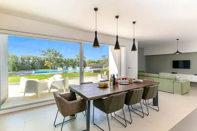 Contemporary property with Terrace and Sunbathing Area