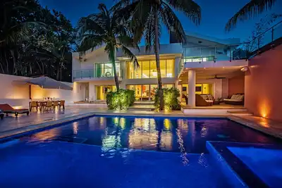 Image de Villa RosMar - Luxury Beachfront House w/Private Pool + Lovely Sandy Beach