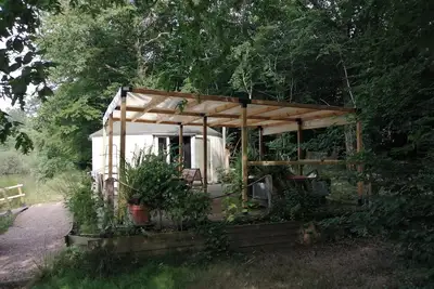 Image de Yourte contemporaine  au bord d'un étang (pêche)  Tout Nouveau