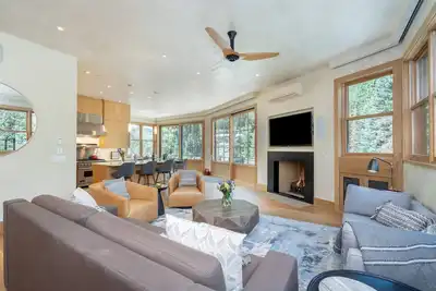 The Tributary- Downtown Location Close to Skiing, Shops & Restaurants