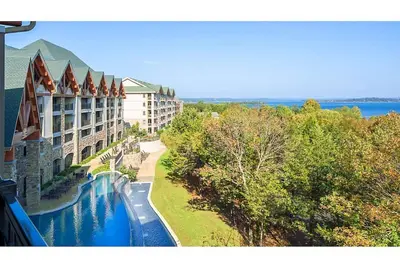 Image de Luxurious Paradise Point 3br Lodge-style Villa, with loft, on Table Rock lake