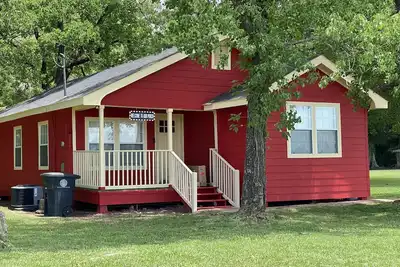 Image de My Lil Red House. . . .