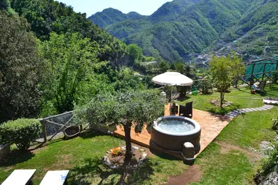 La Vigna - comfortable loft with outdoor hot tub surrounded by lemon gardens