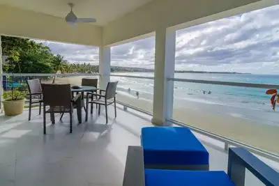 Luxury 4bd Beachfront Condo with Amazing Sea Views, Pool, Central Location