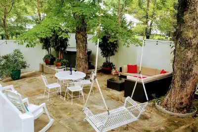 Image de Spacious 2 Br, 1 1/2 baths, hot tub, pool table, outside room, full kitchen