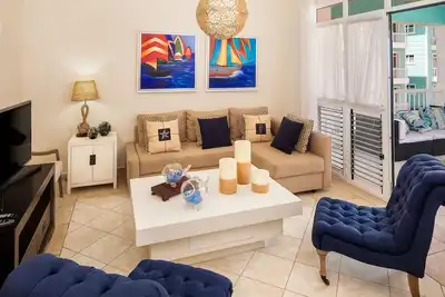 Image de Top-floor 2bd Apt on sandy beach, guest-friendly, with gym\/pool\/sport courts