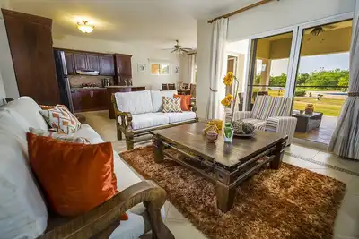 Image de 2bd ground-floor condo in secured beachfront resort, pool\/gym\/restaurant