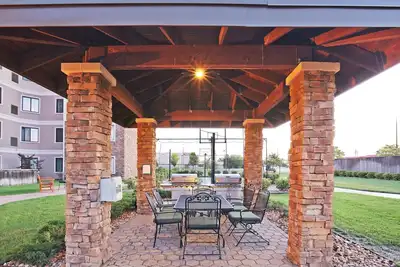 Image de Comfortable Suite in Tulsa | Free Breakfast + Fitness Center + Seasonal Outdoor Pool