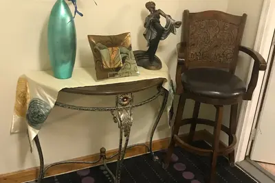 Image de Walk to downtown Akron from this lovely 3 bedroom apartment.