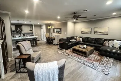 Image de Beautiful 2 Br 2 Bath Apt. in Historical Downtown-free Wifi-2 Private Balconies