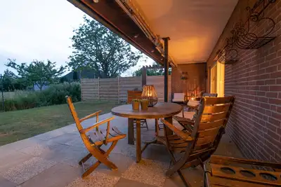 Image de Spacious vacation apartment with garden, surrounded by greenery.