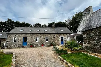 Image de maison bretonne typique de la région de Lannion entre mer et campagne au calme